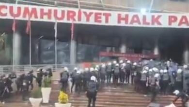 Τουρκία:-Η-αστυνομία-εισέβαλε-με-χημικά-στα-γραφεία-του-chp-–-Σκηνές-χάους-έξω-από-το-κτίριο