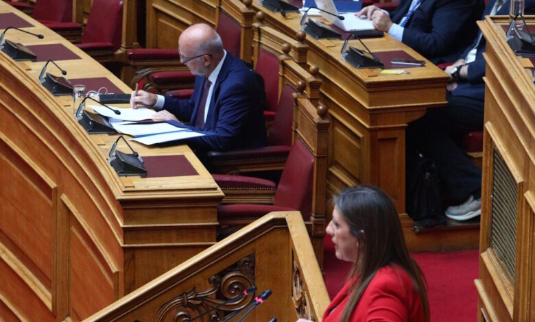 Φλωρίδης-σε-Κωνσταντοπούλου-στη-Βουλή:-«Υπάρχει-μία-κωμωδία-με-τον-Γιώργο-Κωνσταντίνου-που-έχει-ανεβεί-σε-παγκάκι,-πλησιάζετε-επικίνδυνα-προς-αυτό»