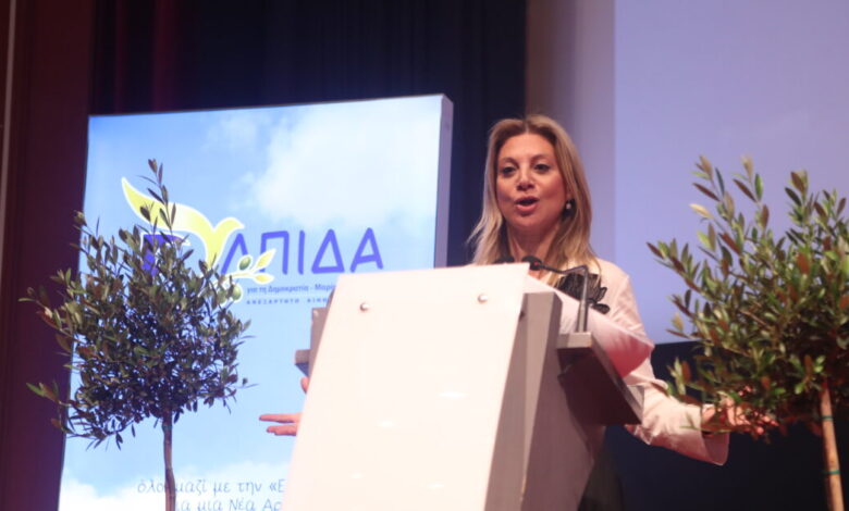 «Ελπίδα-για-τη-Δημοκρατία»-το-όνομα-του-κόμματος-Καρυστιανού-–-«Δίπλα-μου-στέκονται-αυτοί-που-πέθαναν-άδικα»