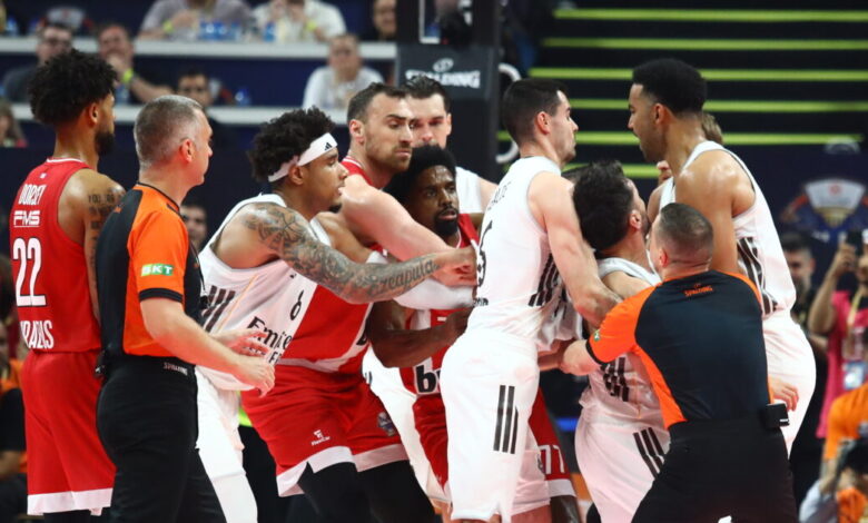 Χαμός-στο-Ολυμπιακός-–-Ρεάλ-Μαδρίτης:-Σύρραξη-ανάμεσα-σε-ΜακΚίσικ-και-Καμπάτσο,-από-μία-τεχνική-ποινή-έδωσαν-οι-διαιτητές