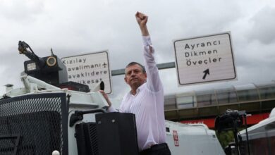 Ο-Οζέλ-έκανε-πορεία-προς-την-Εθνοσυνέλευση-μέσα-στη-βροχή-μετά-τα-επεισόδια-στα-γραφεία-του-chp