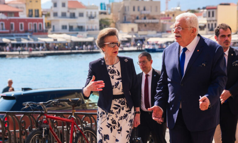 Η-Πριγκίπισσα-Άννα-παρακολούθησε-παρέλαση-και-επίδειξη-αεροσκαφών-για-τα-85-χρόνια-από-τη-Μάχη-της-Κρήτης-στα-Χανιά