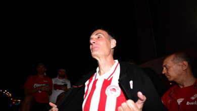 Ο-Γιώργος-Μπαρτζώκας-με-επετειακή-φανέλα-του-Ολυμπιακού-πάνω-στο-πούλμαν