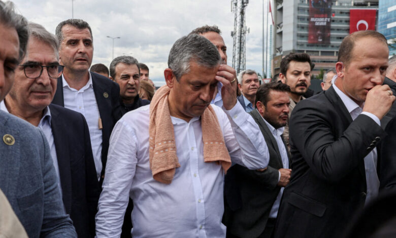 Τουρκία:-Πολιτική-κρίση-χωρίς-προηγούμενο-–-Το-κόλπο-του-Ερντογάν-για-να-«τελειώσει»-τον-Οζγκιούρ-Οζέλ-–-Οι-επιπτώσεις-στην-οικονομία