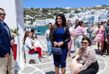 Η-Κίμπερλι-Γκιλφόιλ-στη-Μύκονο-–-Λουλούδια,-χαμόγελα-και-δρακόντεια-μέτρα-ασφαλείας