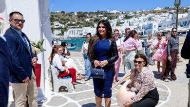 Η-Κίμπερλι-Γκιλφόιλ-στη-Μύκονο-–-Λουλούδια,-χαμόγελα-και-δρακόντεια-μέτρα-ασφαλείας