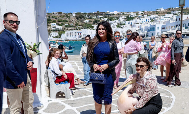 Η-Κίμπερλι-Γκιλφόιλ-στη-Μύκονο-–-Λουλούδια,-χαμόγελα-και-δρακόντεια-μέτρα-ασφαλείας