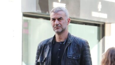 Γωγώ-Μαστροκώστα:-«Ο-Τραϊανός-Δέλλας-έφευγε-με-την-τελευταία-πτήση-για-Αθήνα-και-επέστρεφε-το-πρωί-άυπνος-για-να-την-δει-για-λίγες-ώρες»