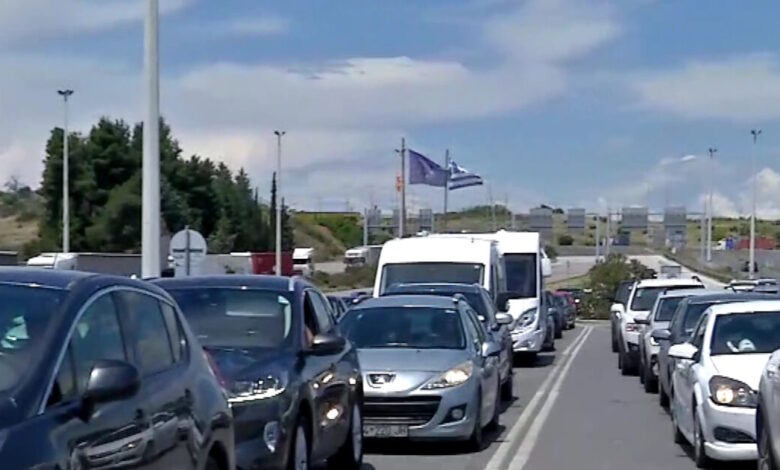 Ασφυξία-στον-Έβρο-από-τις-ουρές-των-αυτοκινήτων-μετά-το-νέο-σύστημα-ελέγχων-–-Αναμονή-10-ωρών-στο-Τελωνείο