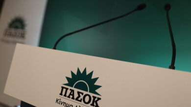ΠΑΣΟΚ-για-Τσίπρα:-Κάποτε-ήρθε-αγκαλιά-με-τον-λαϊκισμό-και-τις-αυταπάτες-του,-σήμερα-έρχεται-αγκαλιά-με-τη-διαπλοκή