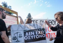 Τέμπη:-Ξεκίνησε-η-δίκη-–-Παρόντες-οι-6-από-τους-36-κατηγορούμενους,-στην-αίθουσα-και-συγγενείς-των-θυμάτων