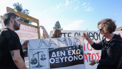 Τέμπη:-Ξεκίνησε-η-δίκη-–-Παρόντες-οι-6-από-τους-36-κατηγορούμενους,-στην-αίθουσα-και-συγγενείς-των-θυμάτων