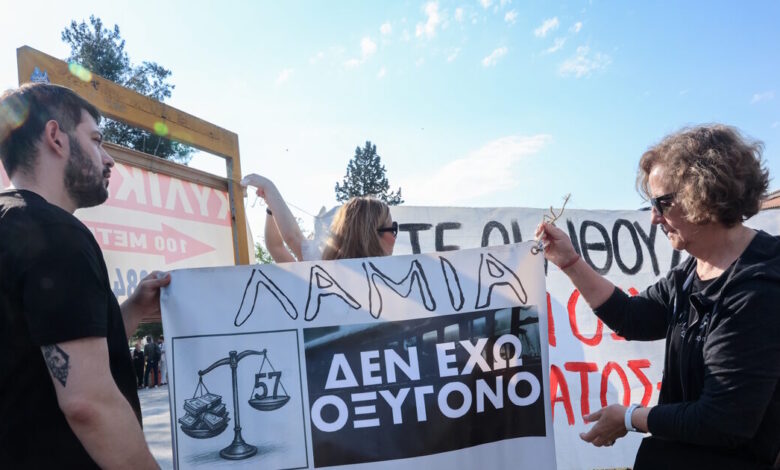 Τέμπη:-Ξεκίνησε-η-δίκη-–-Παρόντες-οι-6-από-τους-36-κατηγορούμενους,-στην-αίθουσα-και-συγγενείς-των-θυμάτων