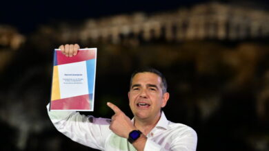 Η-ΚΝΕ-ειρωνεύεται-με-βίντεο-τον-Αλέξη-Τσίπρα-για-το-«ΕΛΑΣ»:-«Για-τις-θέσεις-του-κόμματος-καλέστε-το-100»