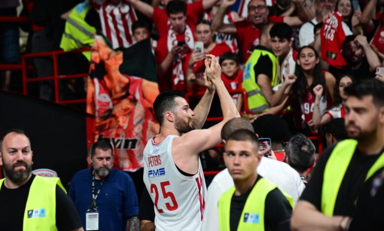 Ολυμπιακός:-Η-εντυπωσιακή-ατμόσφαιρα-στο-ΣΕΦ,-το-λάβαρο-για-την-4η-euroleague-και-η-αποθέωση-στον-Πίτερς