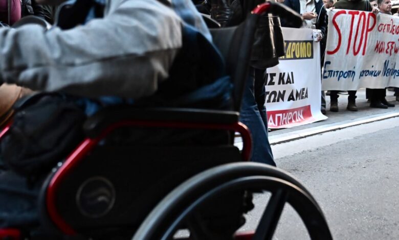 Θεσσαλονίκη:-«Την-ξέχασαν-δεμένη-με-τη-ζώνη-και-μόνη-της»-λέει-ο-πατέρας-της-17χρονης-ΑμεΑ-που-την-άφησαν-για-2-ώρες-μέσα-σε-λεωφορείο