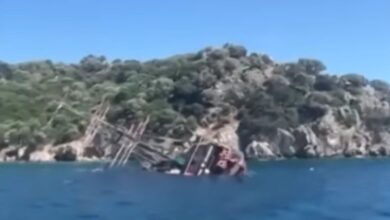Τουρκία:-Τουριστικό-σκάφος-βυθίστηκε-στη-Μαρμαρίδα-–-148-επιβάτες-βούτηξαν-στη-θάλασσα-για-να-σωθούν