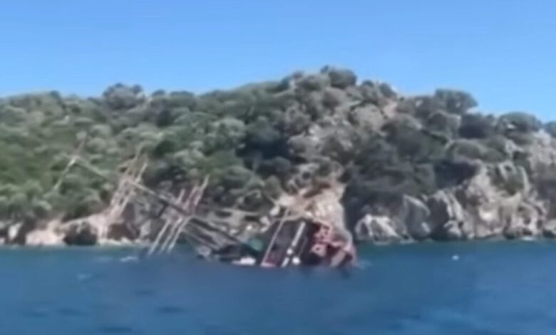 Τουρκία:-Τουριστικό-σκάφος-βυθίστηκε-στη-Μαρμαρίδα-–-148-επιβάτες-βούτηξαν-στη-θάλασσα-για-να-σωθούν