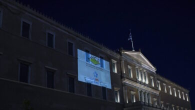 Φωταγωγήθηκε-η-Βουλή-για-την-παγκόσμια-ημέρα-σκλήρυνσης-κατά-πλάκας