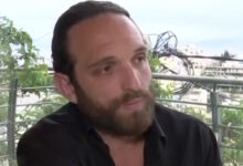 Μάρκος-Παπαδοκωνσταντάκης:-«Χαίρομαι-πολύ-που-μεγάλωσα-με-γυναίκες,-έμαθα-να-μην-είμαι-και-τόσο-άντρας»