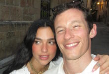 Η-dua-lipa-και-ο-callum-turner-παντρεύτηκαν-«κρυφά»-στο-Λονδίνο-–-Η-εντυπωσιακή-εμφάνιση-της-τραγουδίστριας-με-δημιουργία-schiaparelli