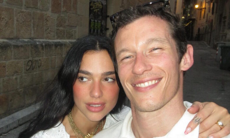 Η-dua-lipa-και-ο-callum-turner-παντρεύτηκαν-«κρυφά»-στο-Λονδίνο-–-Η-εντυπωσιακή-εμφάνιση-της-τραγουδίστριας-με-δημιουργία-schiaparelli