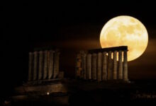 Πανσέληνος-Μαΐου:-Μαγικές-εικόνες-με-το-«μπλε-φεγγάρι»