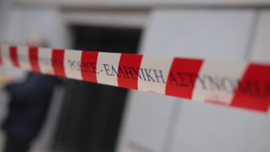 Θεσσαλονίκη:-Είχε-διαφορές-με-τον-σύζυγό-της-ο-άνδρας-που-απειλούσε-με-αλυσοπρίονο-γυναίκα-και-παιδιά-έξω-από-το-σπίτι-τους