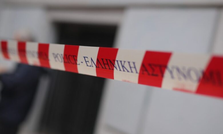 Θεσσαλονίκη:-Είχε-διαφορές-με-τον-σύζυγό-της-ο-άνδρας-που-απειλούσε-με-αλυσοπρίονο-γυναίκα-και-παιδιά-έξω-από-το-σπίτι-τους