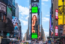 h-Ανδρομάχη-σε-billboard-της-time-square-με-το-τραγούδι-«Σούσουρο»