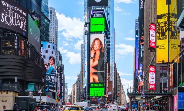 h-Ανδρομάχη-σε-billboard-της-time-square-με-το-τραγούδι-«Σούσουρο»