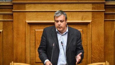 Βερναρδάκης-κατά-Τσίπρα:-Η-ΕΛΑΣ-παραπέμπει-σε-συνέδριο-προοδευτικών-επαγγελματικών-ελίτ-παρά-σε-κοινωνική-συμμαχία