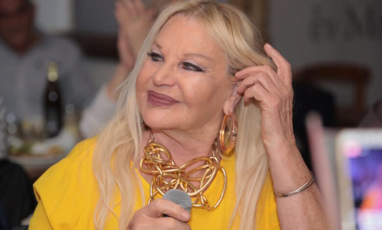 Αννούλα-Βασιλείου:-«Η-μάνα-του-Μανώλη-Αγγελόπουλου-δεν-με-ήθελε,-δεν-με-συμπάθησε-ποτέ,-γι’-αυτό-κλεφτήκαμε»