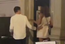 Ραντεβού-έγινε-viral-όταν-άνδρας-συνοδεύει-τη-γυναίκα-μέχρι-την-πόρτα-και-έφυγε-μόνο-με-ένα-φιλί-–-Παρέα-αγοριών-τον-τραβάει-βίντεο-και-τον-χλευάζει