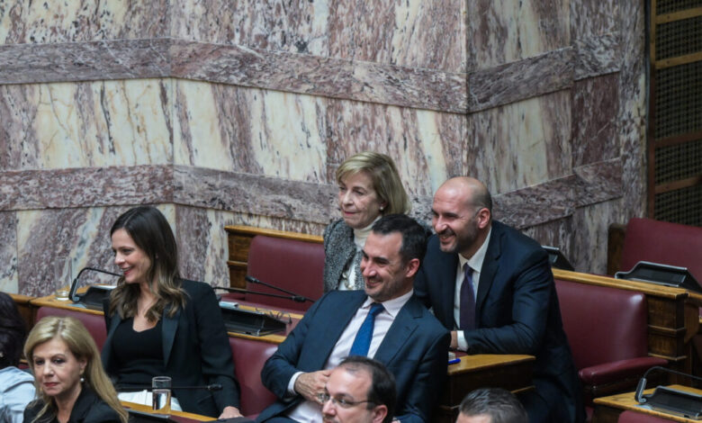 Νέα-Αριστερά:-Σκληρή-ανακοίνωση-με-«καρφιά»-κατά-του-Τσίπρα-μετά-την-αποχώρηση-των-7-βουλευτών-και-143-στελεχών
