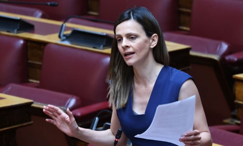 Η-Έφη-Αχτσιόγλου-παραιτήθηκε-από-βουλευτής
