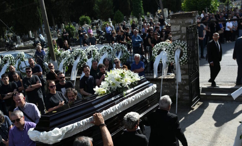 Μάριος-Οικονόμου:-Ράγισαν-καρδιές-στο-τελευταίο-«αντίο»-για-τον-αδικοχαμένο-παλαίμαχο-ποδοσφαιριστή,-στα-Ιωάννινα