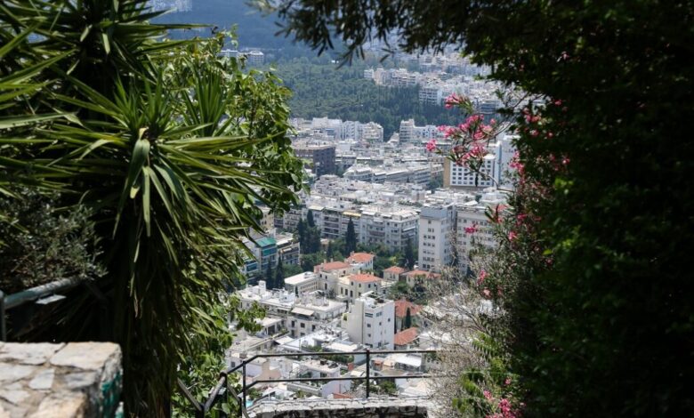 Λυκαβηττός:-Αναζητείται-ο-άνδρας-που-επιτέθηκε-σε-22χρονη-–-«Ένοιωσα-να-με-πιάνει-από-τη-μέση»