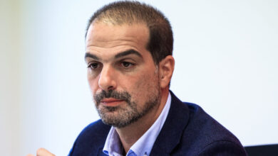 Σακελλαρίδης-κατά-Τσίπρα:-«Η-ΕΛΑΣ-επιδιώκει-κοκορομαχία-για-τη-2η-θέση,-δεν-έχει-προοπτικές-διακυβέρνησης»