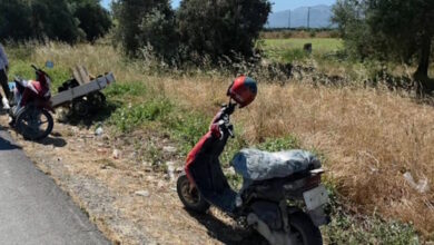 Τροχαίο-στη-Μεσαρά:-Μηχανάκι-«καρφώθηκε»-σε-καρότσα-που-έσερνε-σταματημένη-μοτοσικλέτα