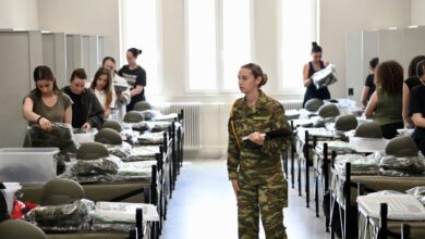 Λαμία:-Ιστορική-στιγμή-με-την-πρώτη-παρουσίαση-γυναικών-στον-στρατό-ως-εθελόντριες-–-Στιγμιότυπα-από-την-είσοδο-στο-κέντρο-εκπαίδευσης