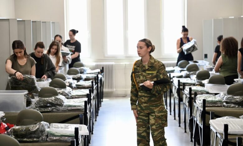 Λαμία:-Ιστορική-στιγμή-με-την-πρώτη-παρουσίαση-γυναικών-στον-στρατό-ως-εθελόντριες-–-Στιγμιότυπα-από-την-είσοδο-στο-κέντρο-εκπαίδευσης