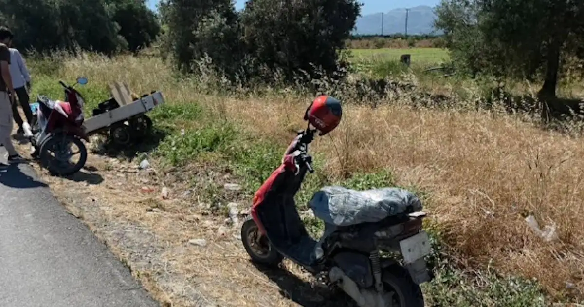 Τροχαίο-στη-Μεσαρά:-Μηχανάκι-«καρφώθηκε»-σε-καρότσα-που-έσερνε-σταματημένη-μοτοσικλέτα