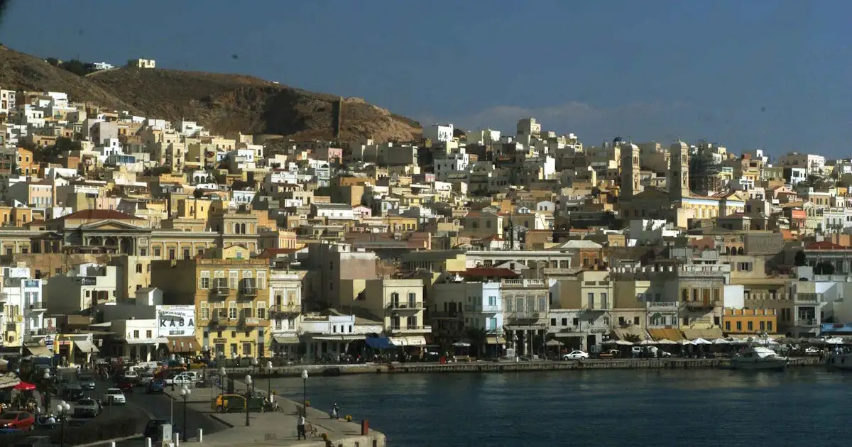 Σύρος:-Στη-φυλακή-γνωστός-τραγουδιστής-για-αποπλάνηση-ανήλικης-–-Η-πρώτη-αντίδραση-της-οικογένειας-της-14χρονης