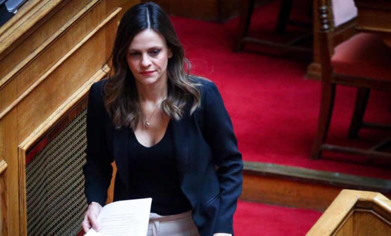 Η-Έφη-Αχτσιόγλου-παραιτήθηκε-από-βουλευτής-με-επιστολή-της-στον-Νικήτα-Κακλαμάνη