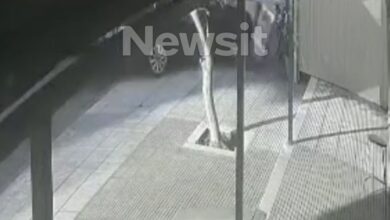 Θεσσαλονίκη:-Βίντεο-με-τη-στιγμή-που-το-αυτοκίνητο-«καρφώνεται»-σε-παντοπωλείο-–-20χρονος-ο-οδηγός,-αρνητικό-το-αλκοτέστ