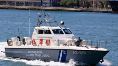Αίγινα:-Σκάφος-με-21-επιβαίνοντες-προσάραξε-στη-νησίδα-«Κερί»-–-Σκάφη-και-δύτης-σπεύδουν-στο-σημείο