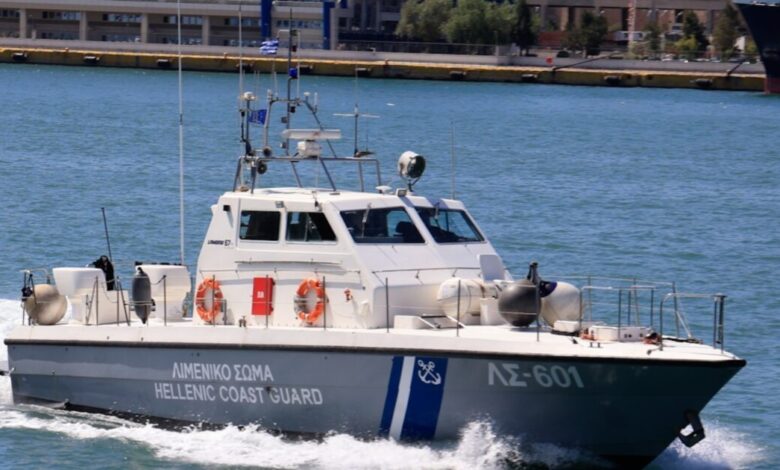 Αίγινα:-Σκάφος-με-21-επιβαίνοντες-προσάραξε-στη-νησίδα-«Κερί»-–-Σκάφη-και-δύτης-σπεύδουν-στο-σημείο