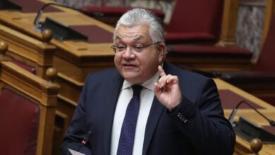 Κουκουλοφόροι-πέταξαν-τρικάκια-στο-σπίτι-του-υφυπουργού-Παιδείας-Νίκου-Παπαϊωάννου-–-«Δεν-έκανα-ποτέ-πίσω»