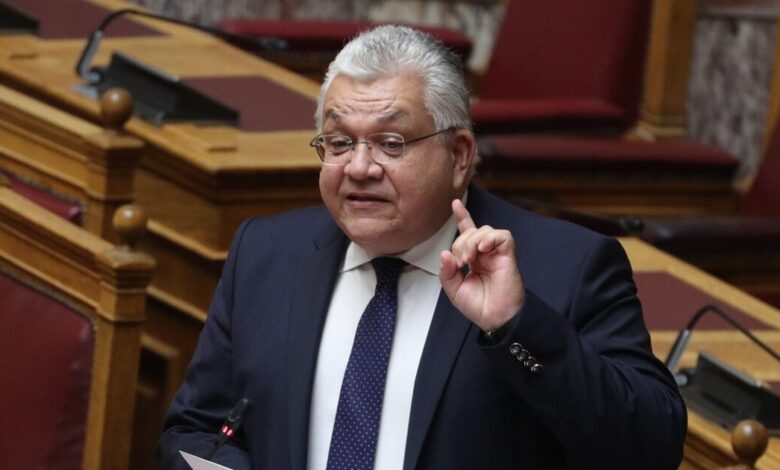 Κουκουλοφόροι-πέταξαν-τρικάκια-στο-σπίτι-του-υφυπουργού-Παιδείας-Νίκου-Παπαϊωάννου-–-«Δεν-έκανα-ποτέ-πίσω»
